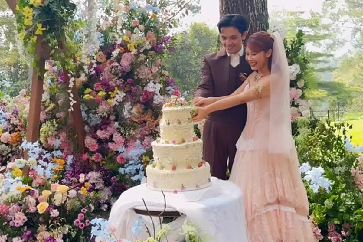Bak di negeri dongeng, 11 potret resepsi pernikahan Nadin Amizah & Faishal Tanjung, penuh suka cita