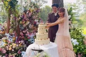 Bak di negeri dongeng, 11 potret resepsi pernikahan Nadin Amizah & Faishal Tanjung, penuh suka cita