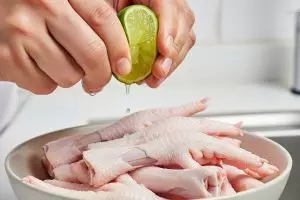 Ceker ayam berbau amis? ini trik membersihkannya sampai tuntas