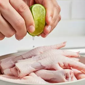 Ceker ayam berbau amis? ini trik membersihkannya sampai tuntas