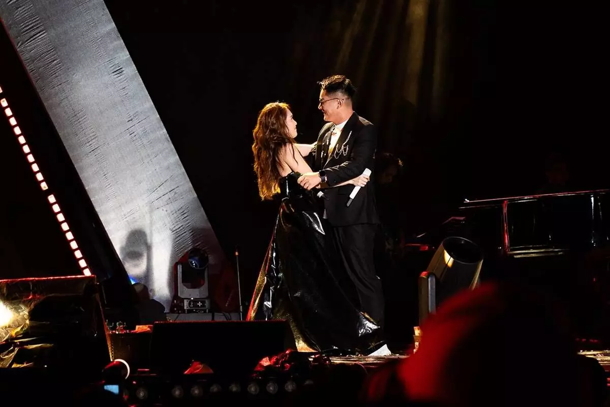 Heboh aksi panggung Ayu Ting Ting saat duet dengan Boy William, intip 7 potretnya yang bikin histeris