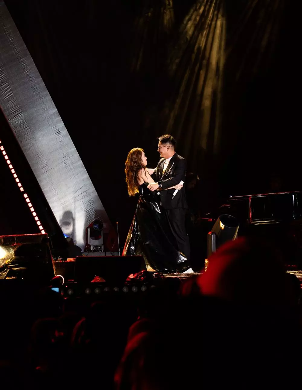 ayu ting ting peluk cium boy di atas panggung © 2025 Instagram