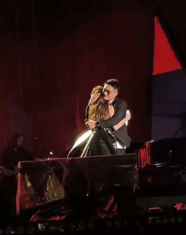 ayu ting ting peluk cium boy di atas panggung © 2025 Instagram