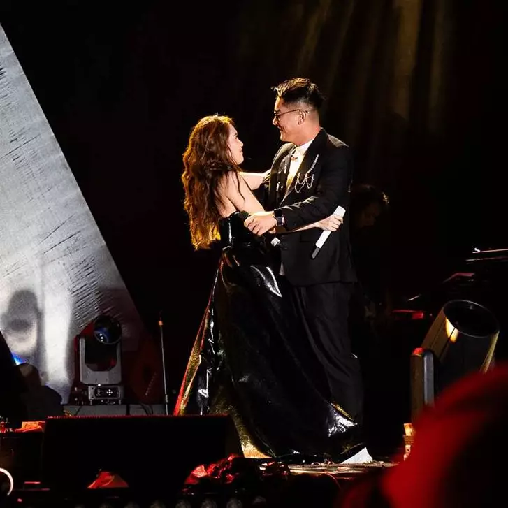 Heboh aksi panggung Ayu Ting Ting saat duet dengan Boy William, intip 7 potretnya yang bikin histeris