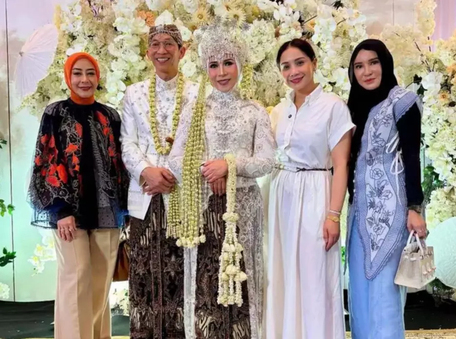 Melly Goeslaw dan Anto Hoed nikah lagi © Instagram Melly Goeslaw dan Anto Hoed nikah lagi © Instagram
