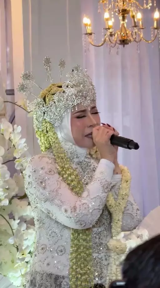 Melly Goeslaw dan Anto Hoed nikah lagi © Instagram Melly Goeslaw dan Anto Hoed nikah lagi © Instagram