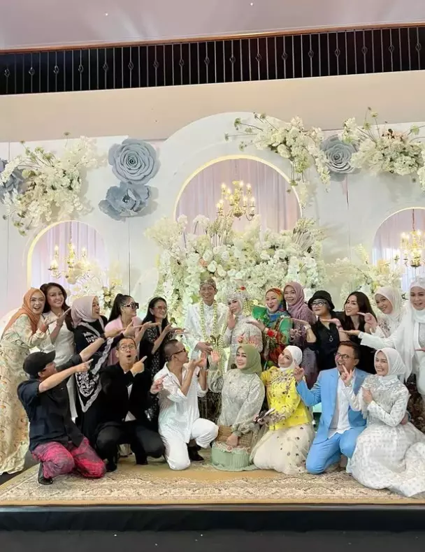 Melly Goeslaw dan Anto Hoed nikah lagi © Instagram Melly Goeslaw dan Anto Hoed nikah lagi © Instagram