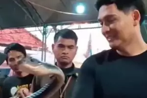Potret aksi Lucky Hakim lepas ribuan ular untuk basmi hama tikus di Indramayu, tuai kontroversi