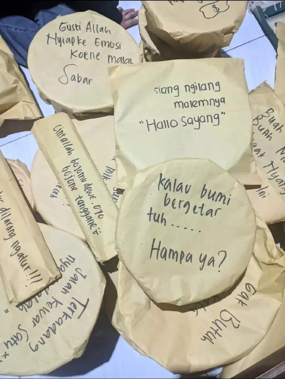 tulisan lucu di bingkisan 17an © 2025 TikTok tulisan lucu di bingkisan 17an © 2025 TikTok