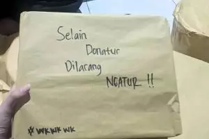 9 Tulisan lucu di bingkisan 17-an ini berasa kayak lagi dicurhatin panitia, ada yang bikin baper