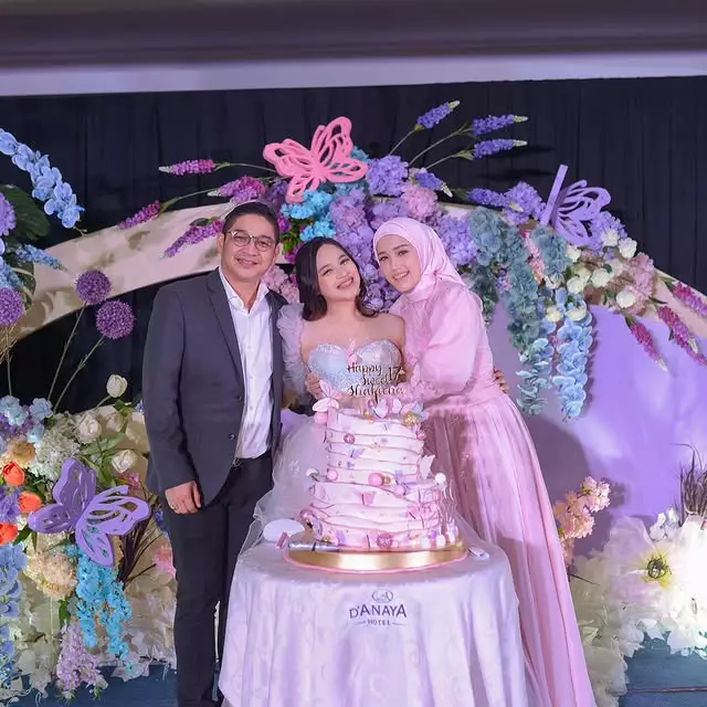 10 Potret akrab Adelia Pasha dan putri sambungnya Shakiena Azalea, kedekatan serasa bestie © 2025 brilio.net 10 Potret akrab Adelia Pasha dan putri sambungnya Shakiena Azalea, kedekatan serasa bestie © 2025 brilio.net