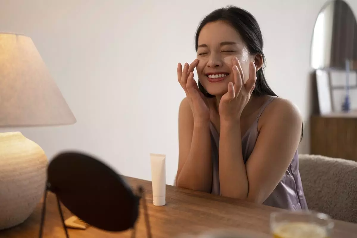 Kerutan di usia 20-an? Ini 10 produk ringan yang aman dipakai sejak dini