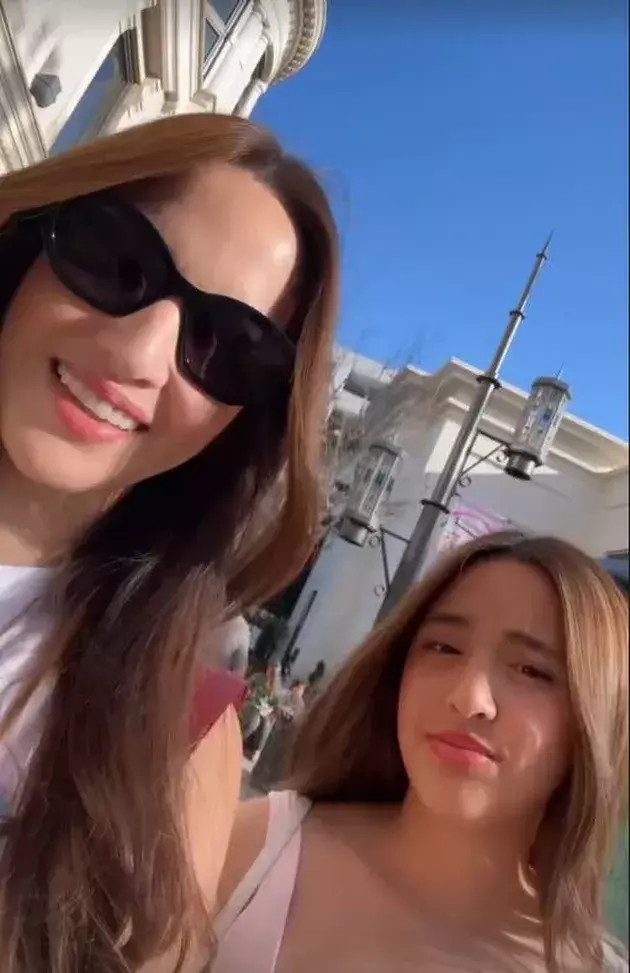 Nyentrik abis, begini pose kece 8 anak seleb saat warnai rambut © 2025 brilio.net Nyentrik abis, begini pose kece 8 anak seleb saat warnai rambut © 2025 brilio.net