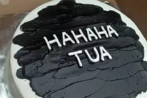 Karena 'happy birthday' terlalu mainstream, 9 potret lucu ucapan ultah di kue ini bikin senyum jahil