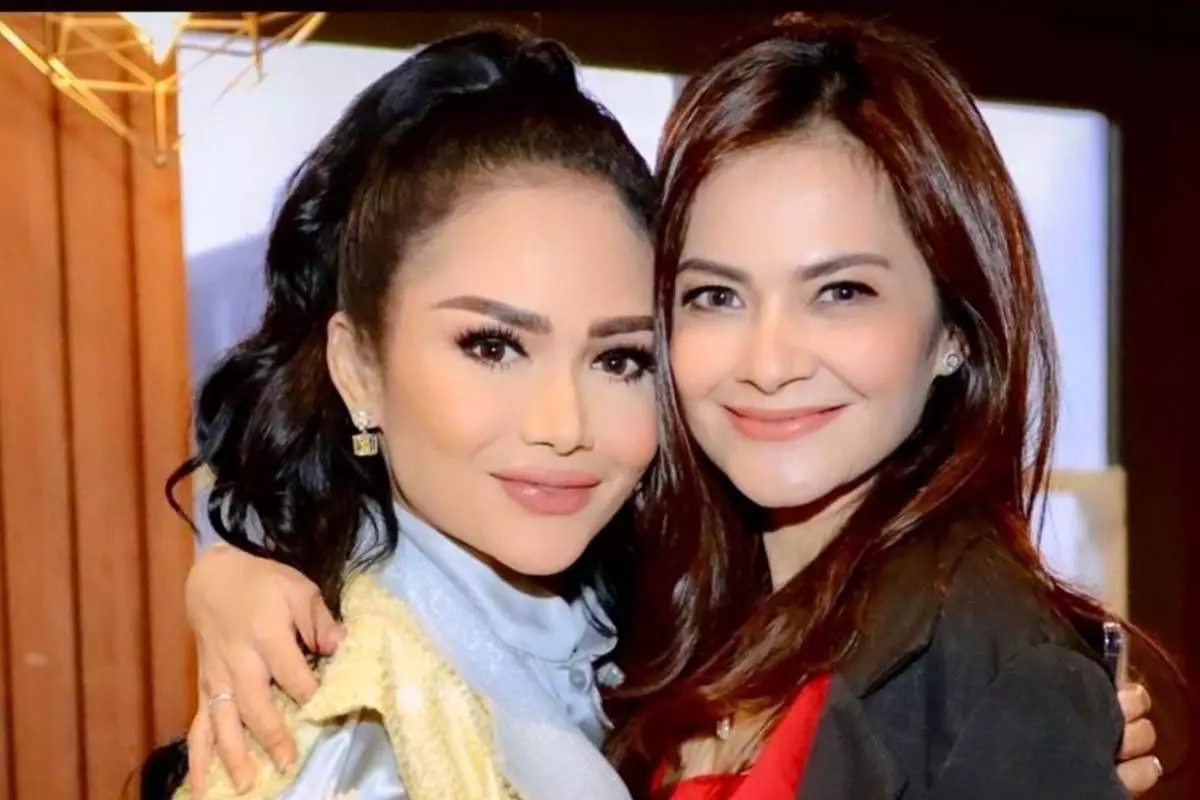 Jadi teman dekat sejak Gadis Sampul, ini 9 adu gaya Cut Tari dan Krisdayanti mejeng di cover majalah