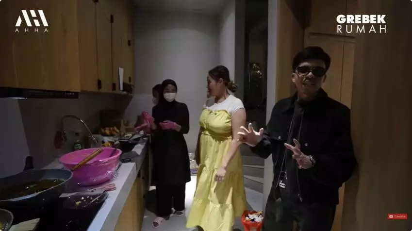 Rumah kontrakan Pinkan Mambo © 2025 YouTube Rumah kontrakan Pinkan Mambo © 2025 YouTube