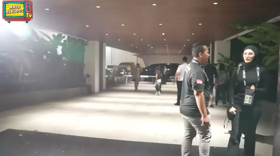 Mulan Jameela keciduk salaman dengan Maia © YouTube