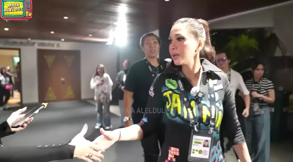 Mulan Jameela keciduk salaman dengan Maia © YouTube