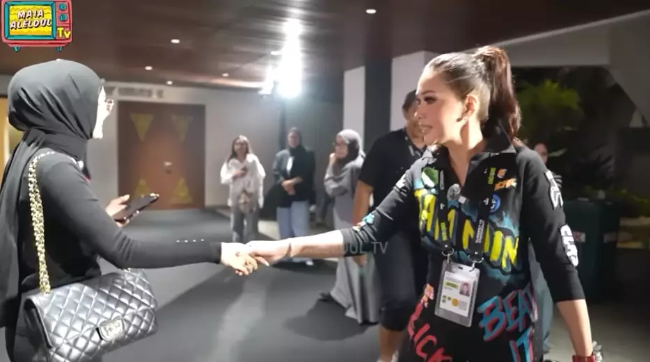 Mulan Jameela keciduk salaman dengan Maia © YouTube