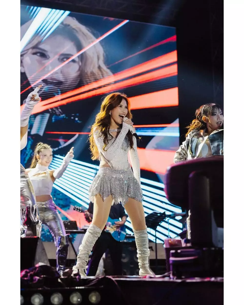 Ayu Ting-Ting bagi merchandise photocard © berbagai sumber Ayu Ting-Ting bagi merchandise photocard © berbagai sumber
