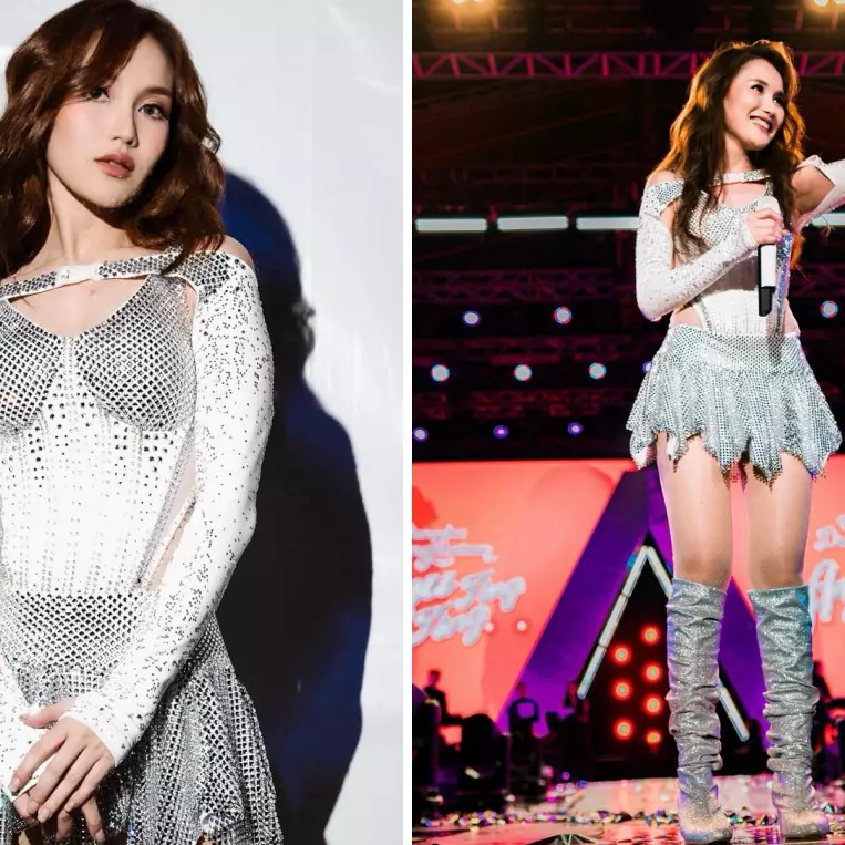 Gelar konser dangdut, Ayu Ting-Ting bagi merchandise photocard, potretnya serasa jadi idol K-pop