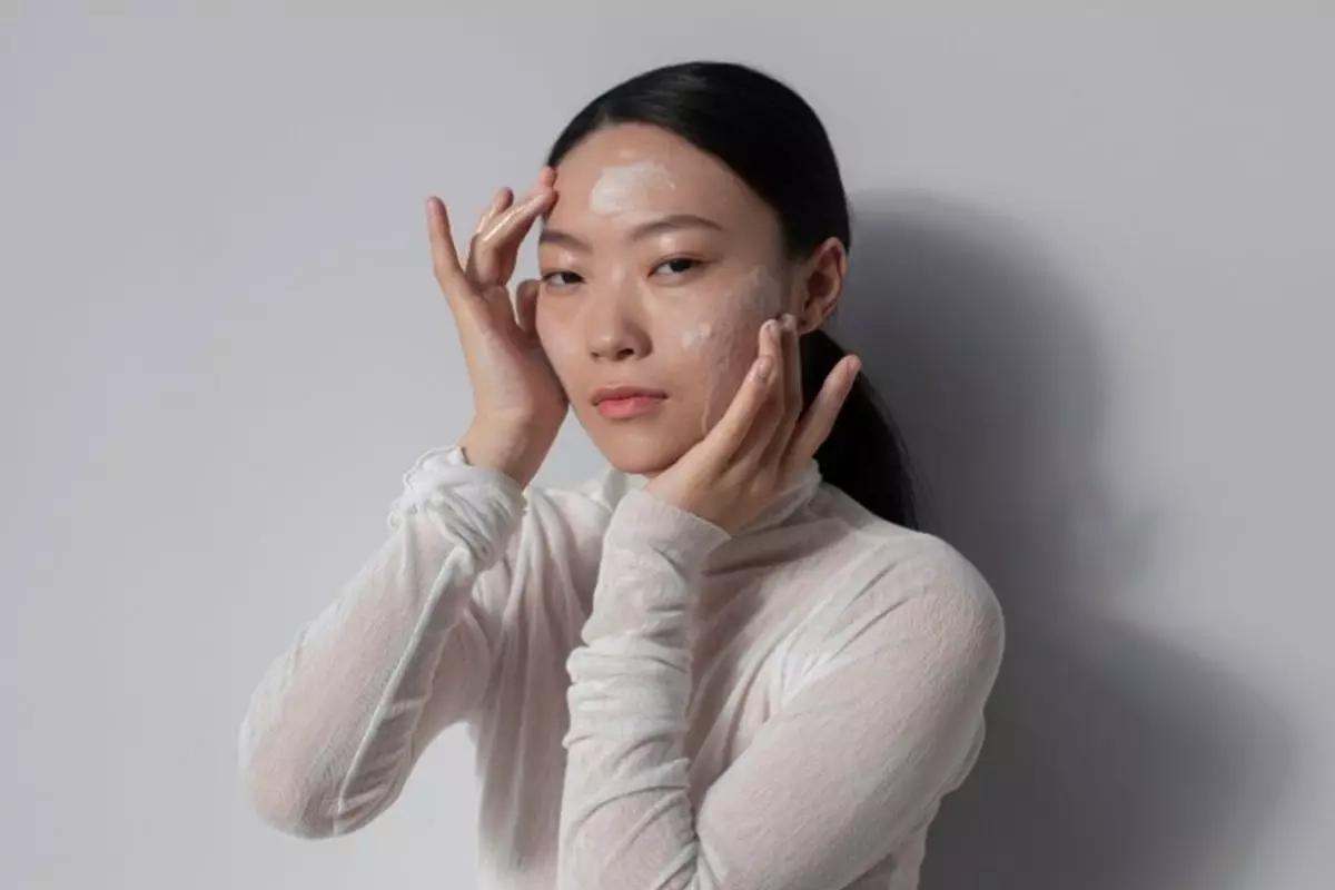 Wanita ini bagikan rahasia awet muda dan glass skin, ternyata pakai masker kolagen dari 2 bahan dapur