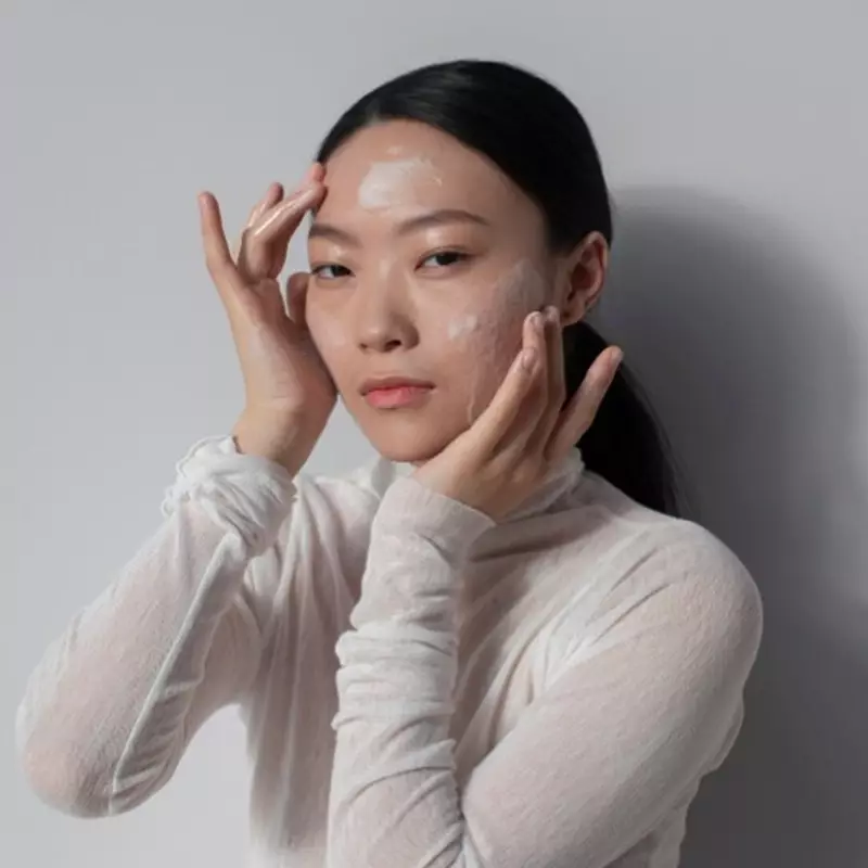 Wanita ini bagikan rahasia awet muda dan glass skin, ternyata pakai masker kolagen dari 2 bahan dapur