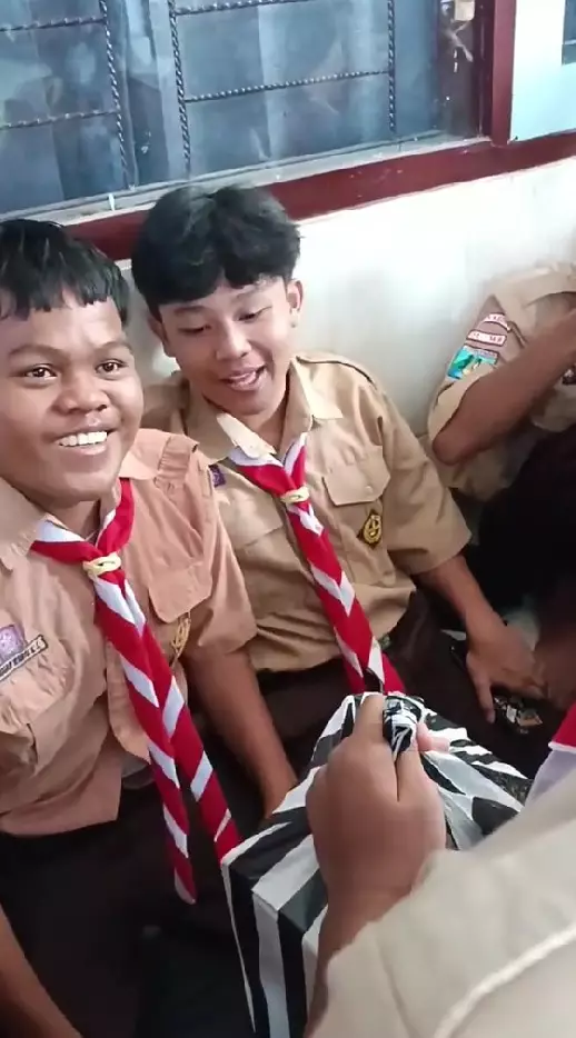 Viral siswa SMK di kediri patungan beli sepatu © TikTok Viral siswa SMK di kediri patungan beli sepatu © TikTok