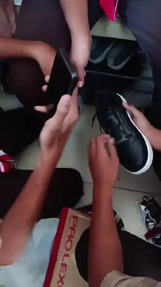 Viral siswa SMK di kediri patungan beli sepatu © TikTok Viral siswa SMK di kediri patungan beli sepatu © TikTok