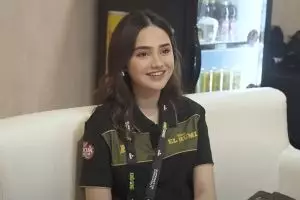 Tetap flawless dengan gaya sporty, ini 7 potret makeup Syifa Hadju saat dampingi El Rumi tanding tinju