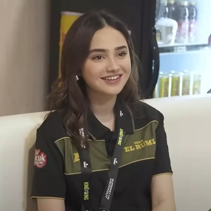 Tetap flawless dengan gaya sporty, ini 7 potret makeup Syifa Hadju saat dampingi El Rumi tanding tinju