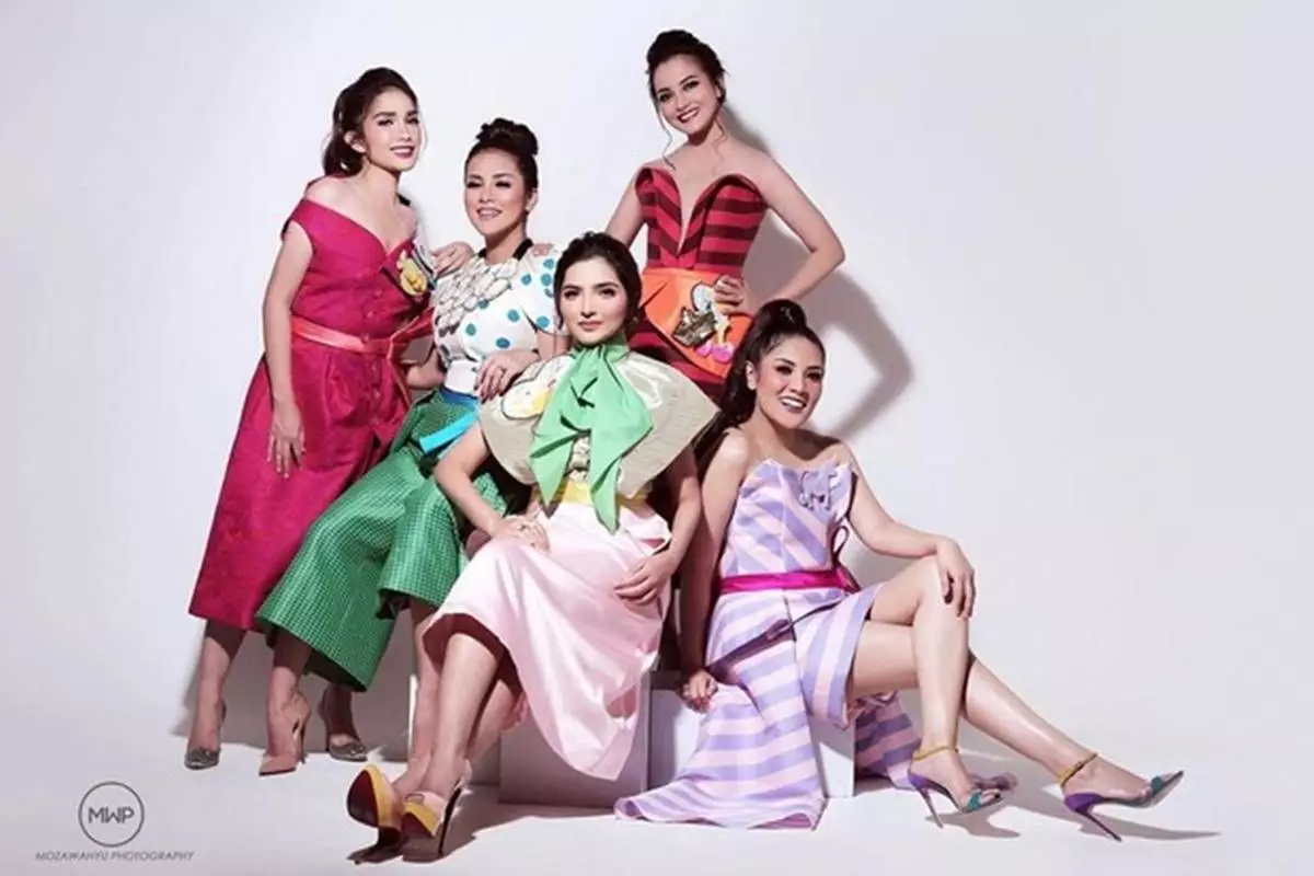 Beda gaya 11 pertemanan artis papan atas saat pemotretan, geng Luna Maya elegan dengan nuansa hitam