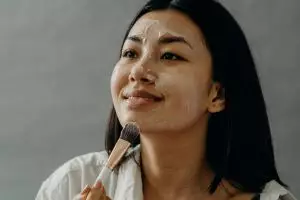 Mau eksfoliasi tapi takut iritasi? Ini urutan skincare pakai peeling serum yang tepat agar kulit aman