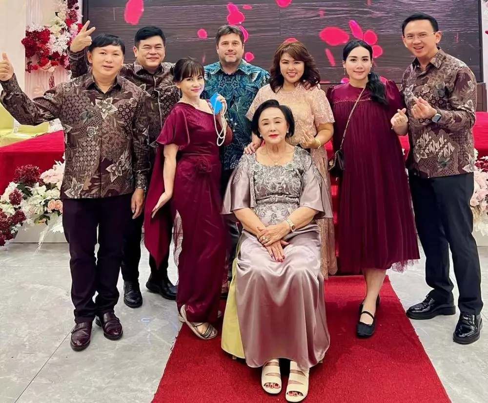 Syukuran pernikahan adik Ahok Fifi Lety © 2025 brilio.net Syukuran pernikahan adik Ahok Fifi Lety © 2025 brilio.net