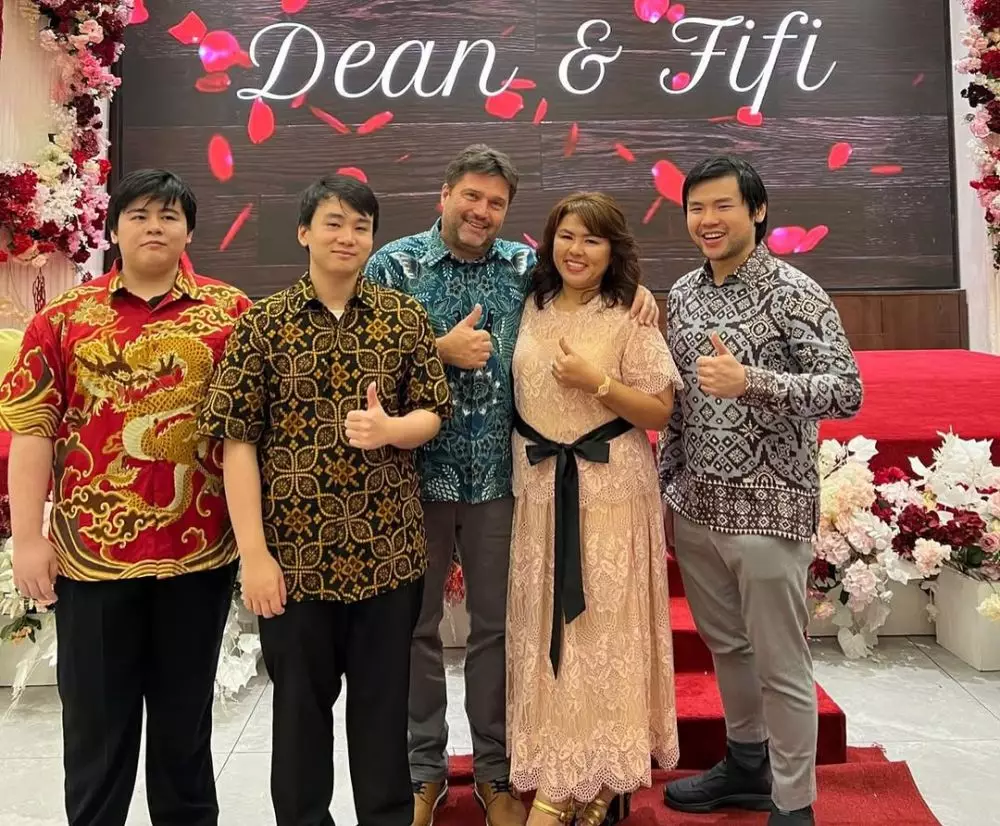 Syukuran pernikahan adik Ahok Fifi Lety © 2025 brilio.net Syukuran pernikahan adik Ahok Fifi Lety © 2025 brilio.net