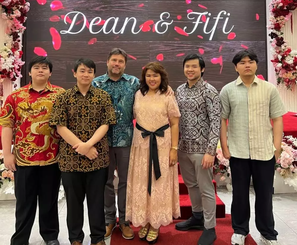 Syukuran pernikahan adik Ahok Fifi Lety © 2025 brilio.net Syukuran pernikahan adik Ahok Fifi Lety © 2025 brilio.net