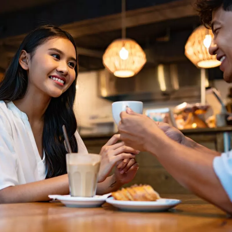 100 Pantun gombalan maut paling absurd 2025, kocak tapi diam-diam bikin baper