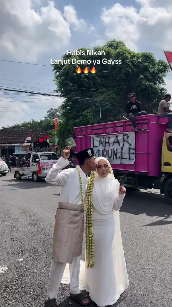 Pengantin latar foto aksi demo Pati © 2025 TikTok Pengantin latar foto aksi demo Pati © 2025 TikTok