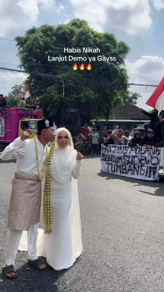 Pengantin latar foto aksi demo Pati © 2025 TikTok Pengantin latar foto aksi demo Pati © 2025 TikTok