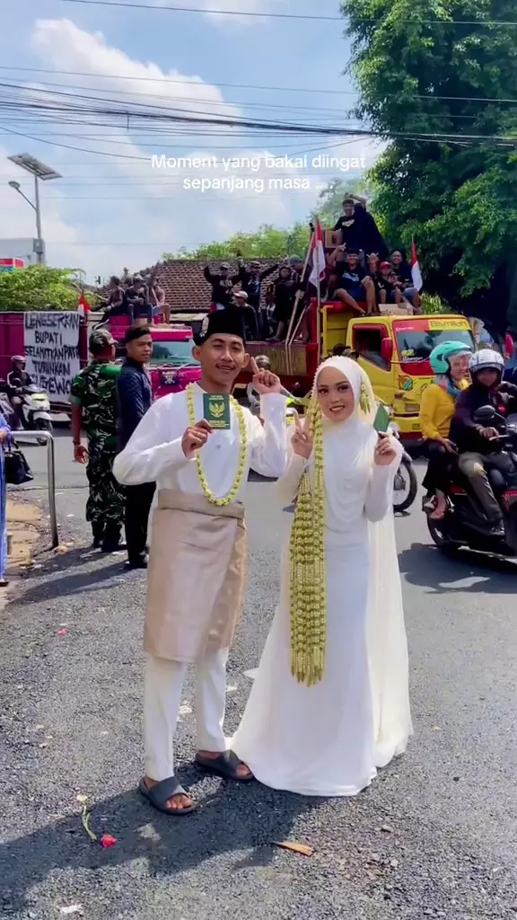 Pengantin latar foto aksi demo Pati © 2025 TikTok Pengantin latar foto aksi demo Pati © 2025 TikTok