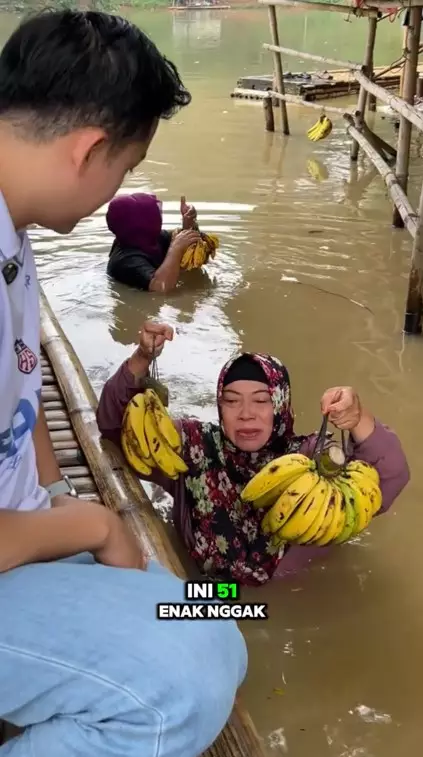 ibu ini sudah 35 tahun jualan pisang © TikTok