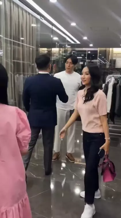 Sarwendah dan Giorgio kompak fitting baju © Instagram