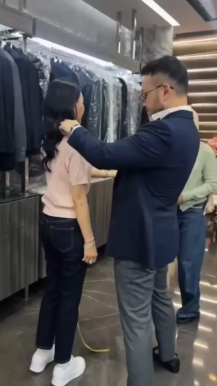 Sarwendah dan Giorgio kompak fitting baju © Instagram