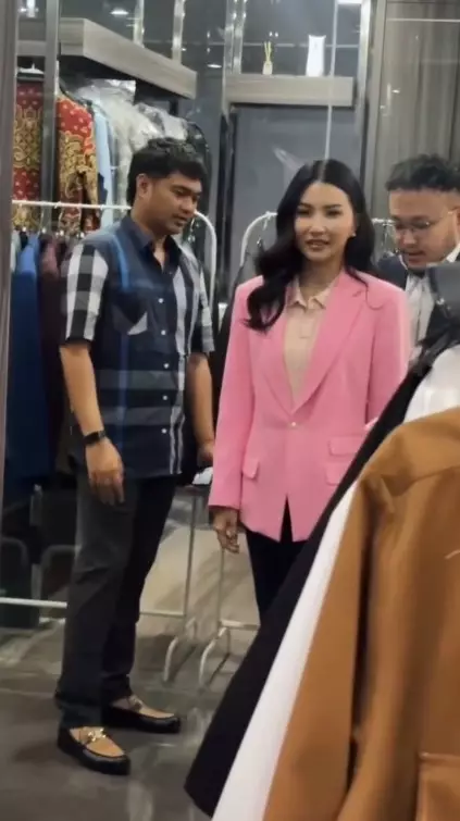 Sarwendah dan Giorgio kompak fitting baju © Instagram