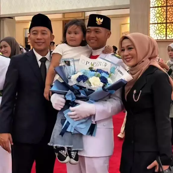 Gagal seleksi nasional, putra Denny Cagur jadi Paskibraka Banten, ini 9 momen pengukuhannya