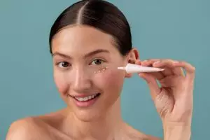 Garis halus wajah bikin foundation mudah retak? Ini trik mudah mengatasinya cuma pakai 1 produk makeup