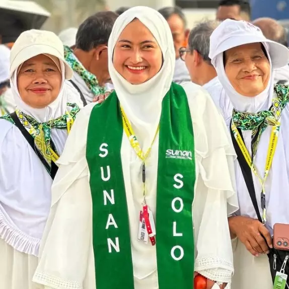 Novi Listiana D'Academy yang kini jadi petani jalani ibadah umrah, intip 9 potretnya