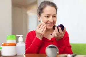 10 Serum untuk mengencangkan wajah untuk usia 50 tahun, harga di bawah Rp 200 ribu