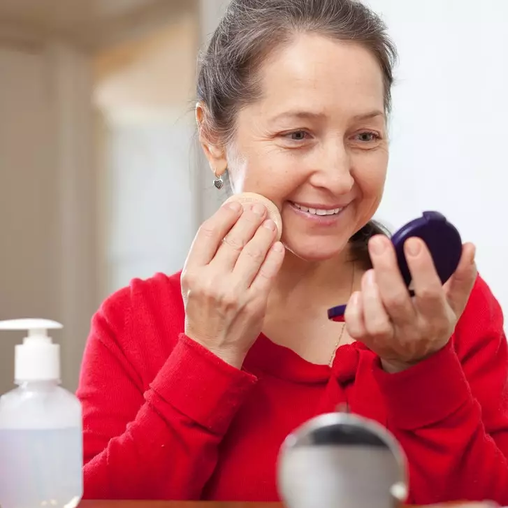 10 Serum untuk mengencangkan wajah untuk usia 50 tahun, harga di bawah Rp 200 ribu