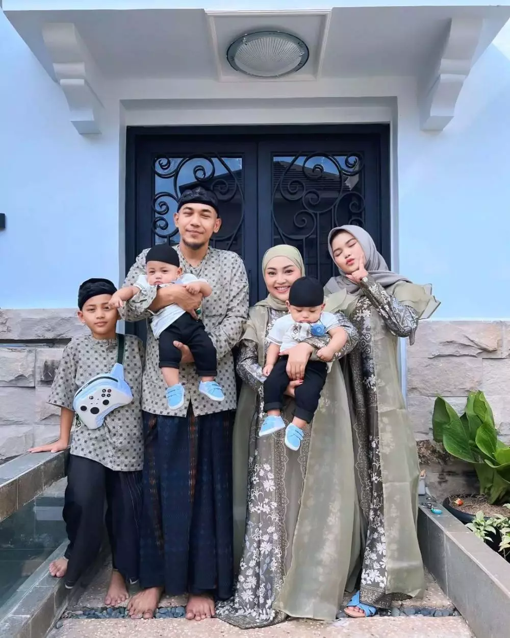 Kenangan Mpok Alpa bareng keluarga © 2025 brilio.net Kenangan Mpok Alpa bareng keluarga © 2025 brilio.net